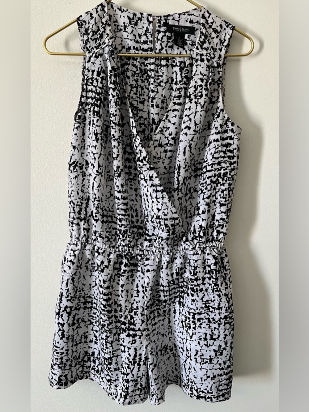 White House Black Market Black and White Abstract Faux Wrap Romper Sz 4
